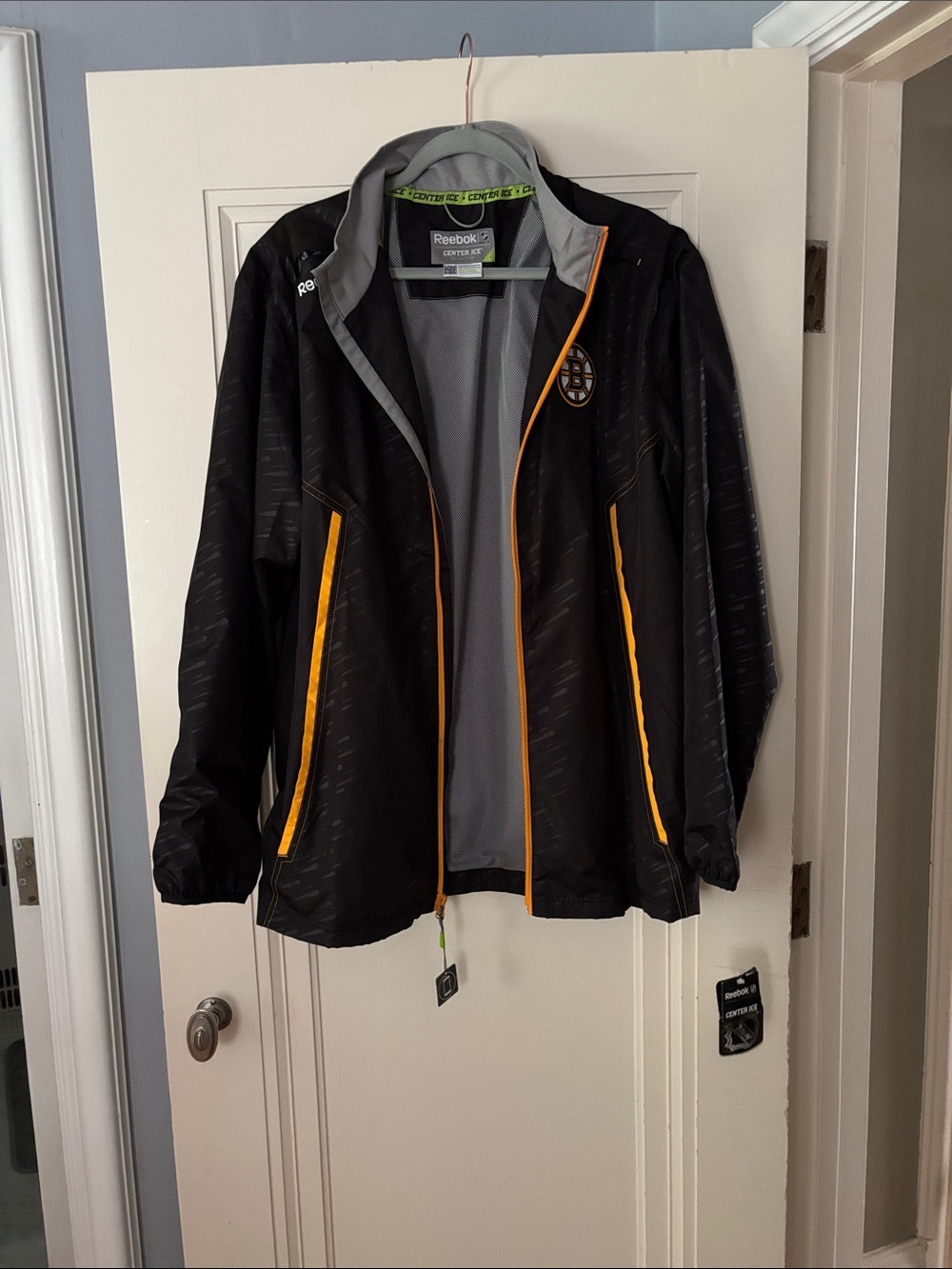 Reebok Boston Bruins Men’s L Center Ice lightweight jacket NEW